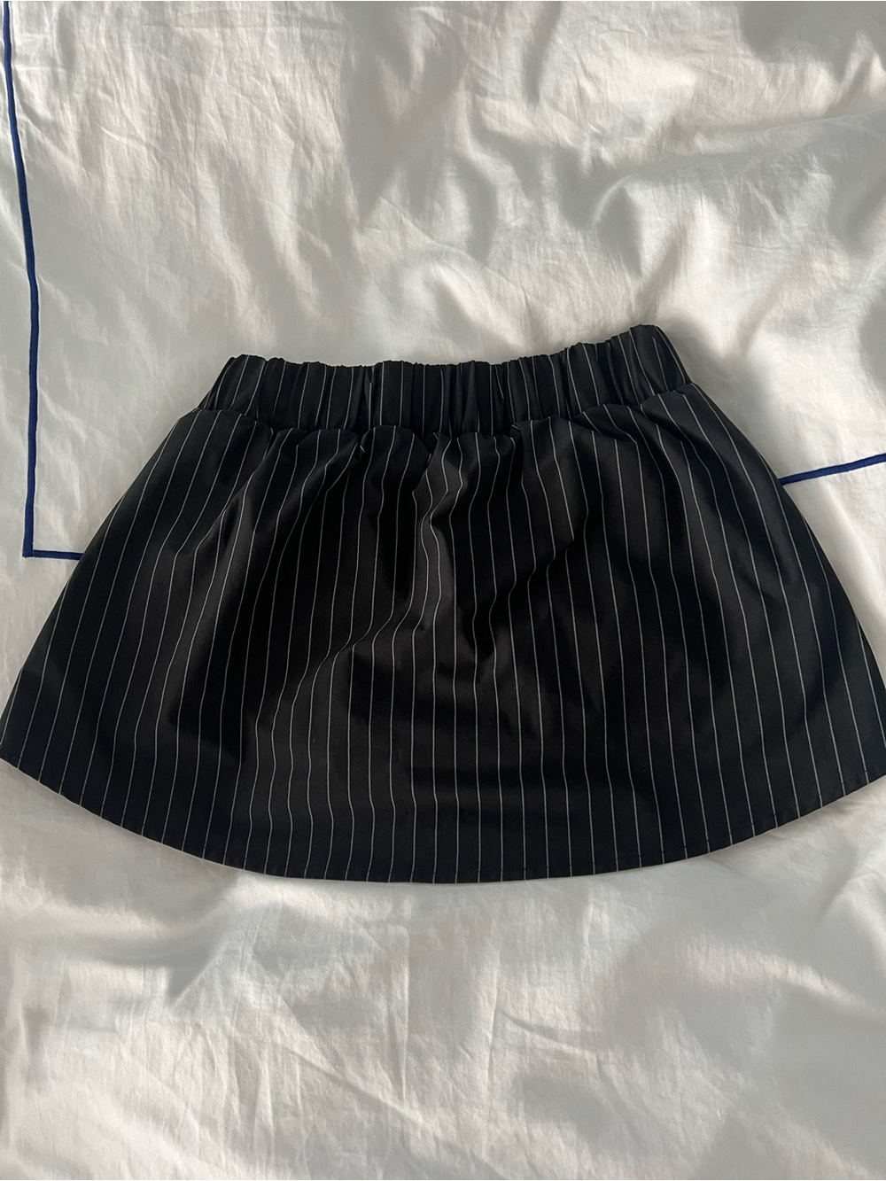ALO Yoga Pinstripe Daylight Mini Skirt in Black/Titanium size XS - Picture 2 of 5